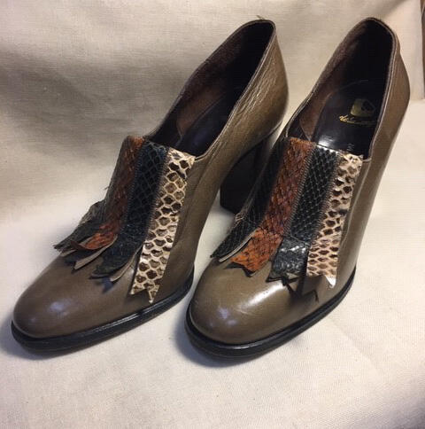 Een paar schoenen, van taupekleurig leer met ronde neus en versiering op de wreef met meerkleurige…