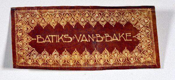 Naamkaartje 'Batiks van B Bake.' van gebatikt perkament met jugendstilmotief