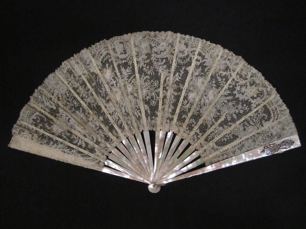Vouwwaaier, montuur van parelmoer met zilverkleurige metalen monogramapplique 'RMS', blad van wit…