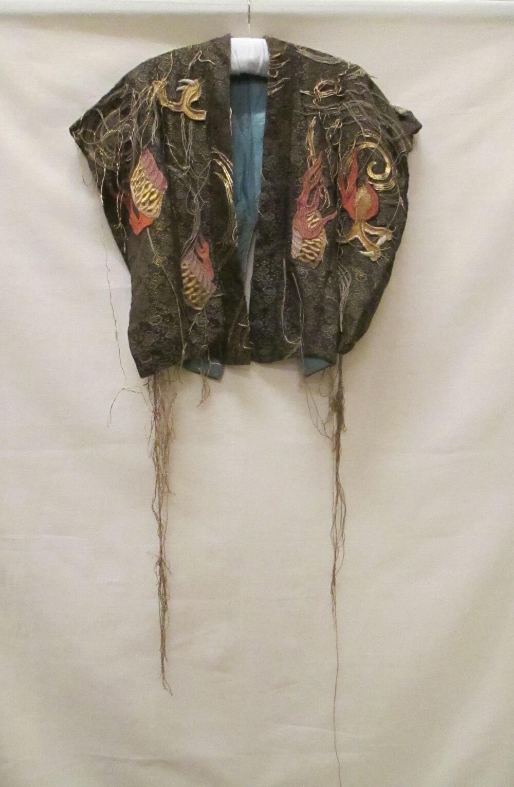 Jasje, mogelijk zogenaamde 'haori', zwart met ingeweven goudkleurig motiefje, borduursel van draak…
