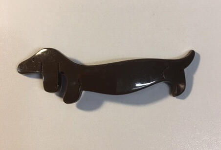 Broche in de vorm van teckel, donkerbruine kunststof