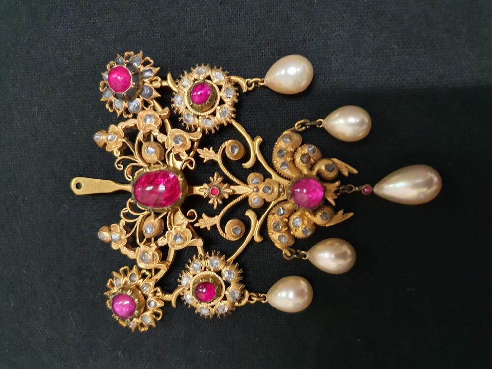Broche, samengesteld uit onderdeel van vergulde kabajaspeld met ruw geslepen diamant, waarop zeven…