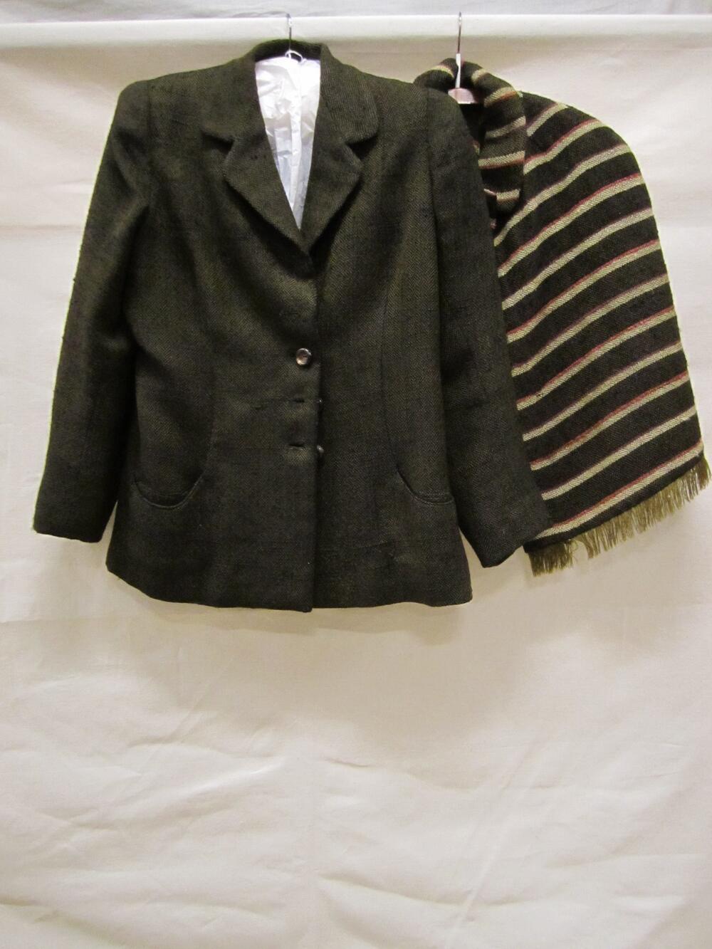 Ensemble bestaande uit jasje en pelerine van donkergroen tweed