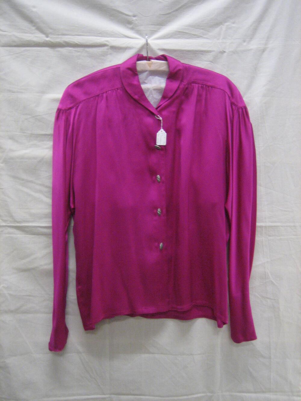 Blouse van funchsiaroze crêpe satin, zijde, met metalen knopen in ovale vorm met streepreliëf
