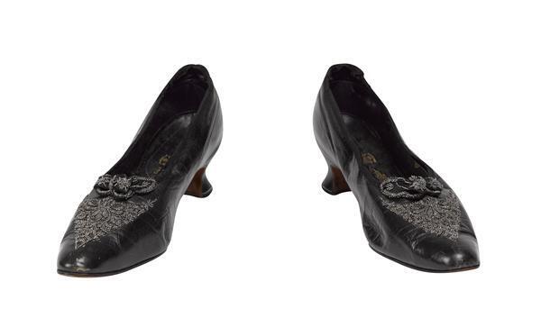 Schoenen van zwart leer met Lodewijkhak en puntige neus. Versierd met vlindertje van leer met klein…