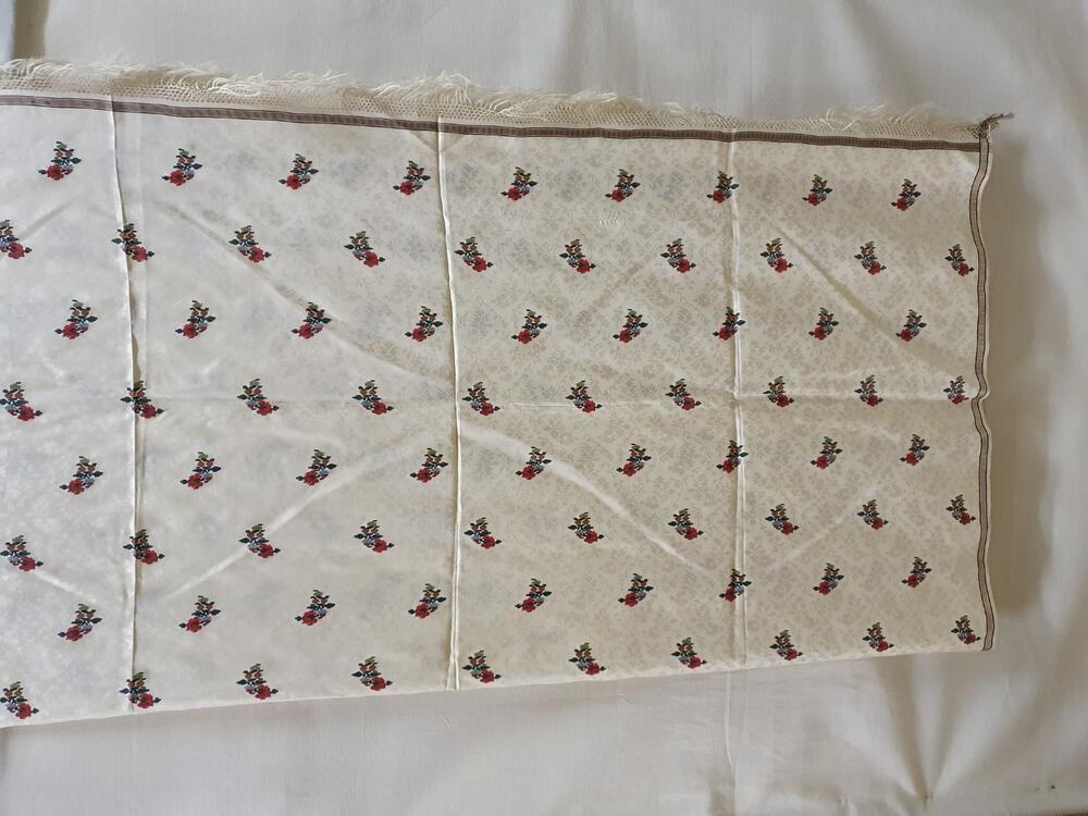 Shawl van witte gebrocheerde zijde met ingeweven boeketjes