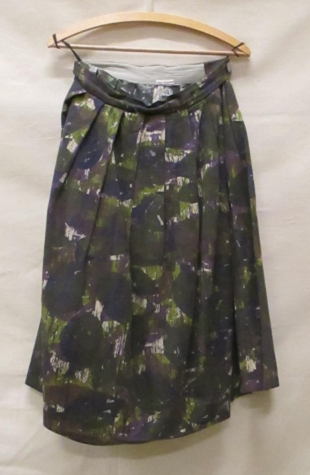 Rok van katoen met florale print in bruin, groen en paars op wit fond, wijd, knielang model dat in…