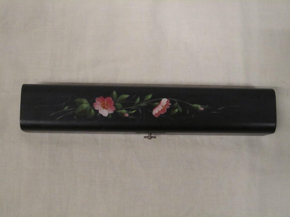 Waaierdoos van zwart gelakt hout, bovenzijde beschilderd met roze bloemtak, zilveren draaisluiting