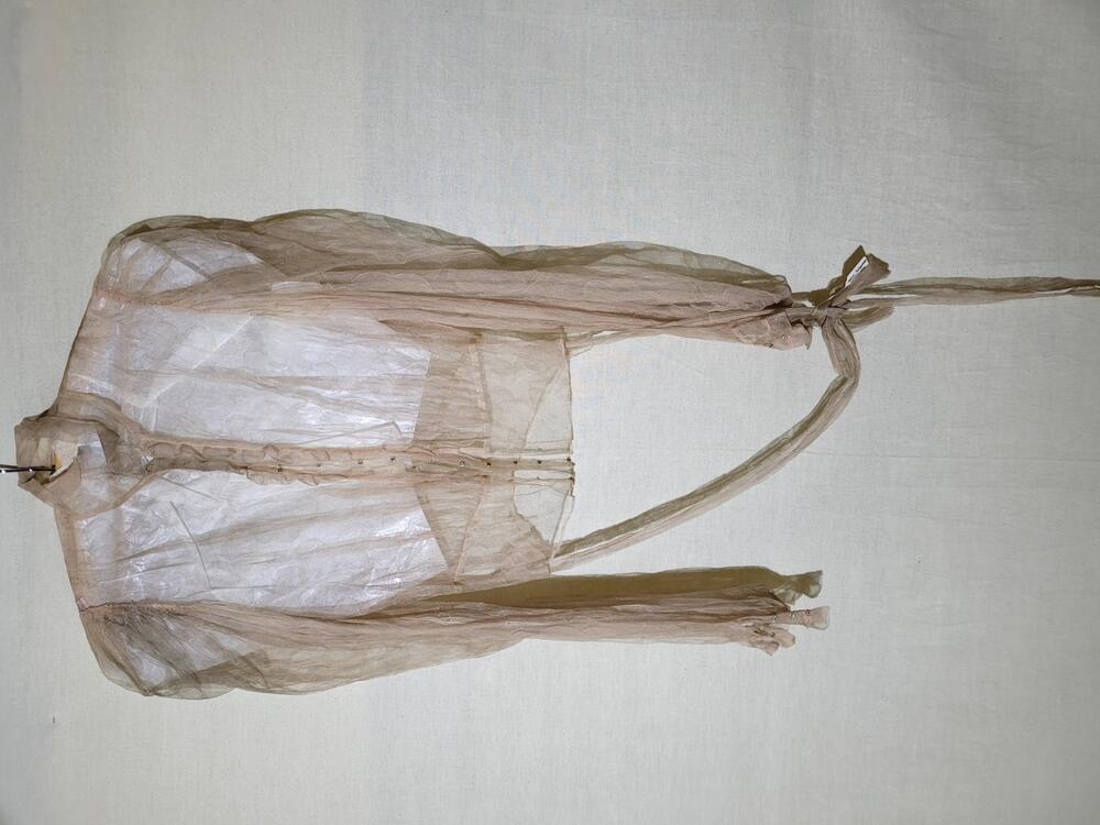 Blouse van huidkleurige machinale tule met ingewerkt wolkenmotief