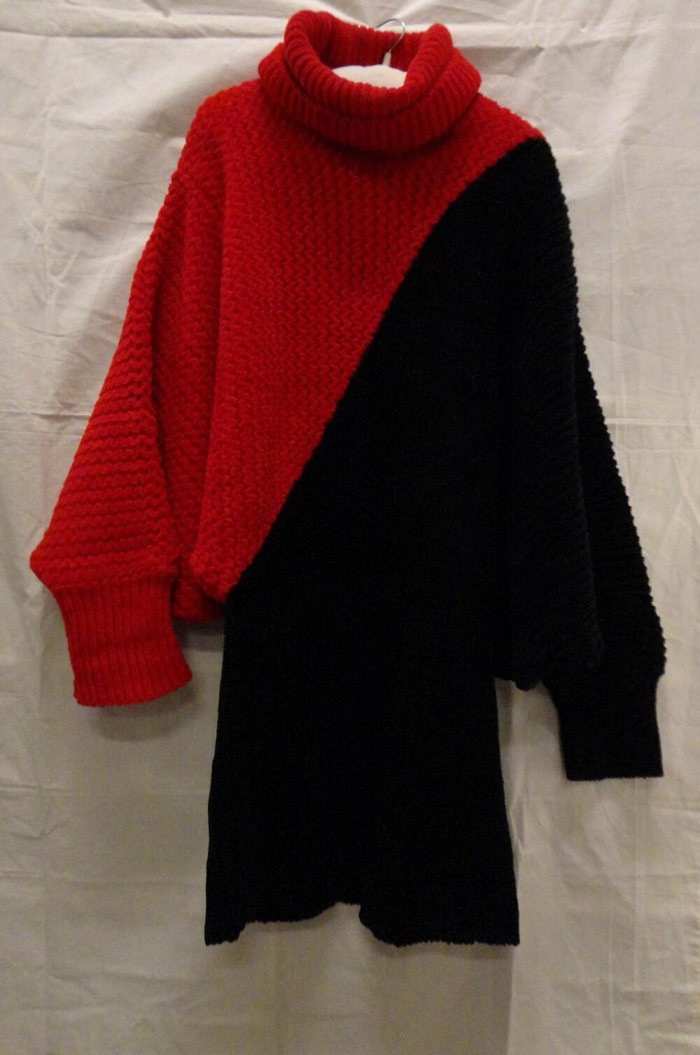 Mini-jurk of maxitrui van gebreide zwarte en rode chenille in geometrische vlakverdeling. Model met…