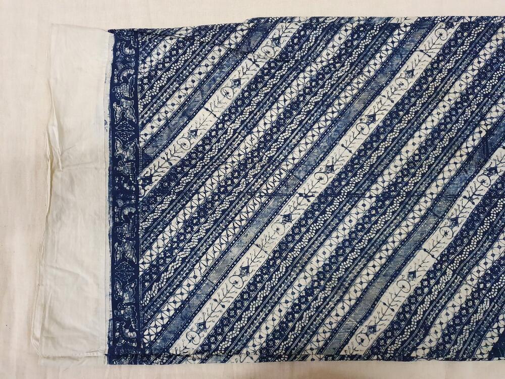 Sarong van blauw en wit gebatikt katoen