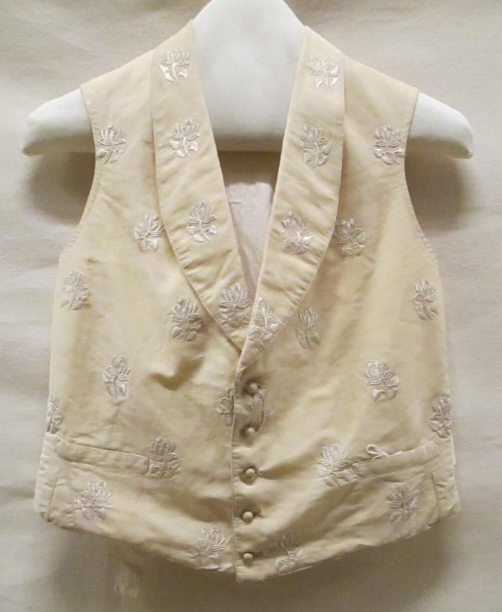 Vest (man) (Trouwvest) van cremekleurig wol met katoenweefsel met cremekleurig borduursel van…