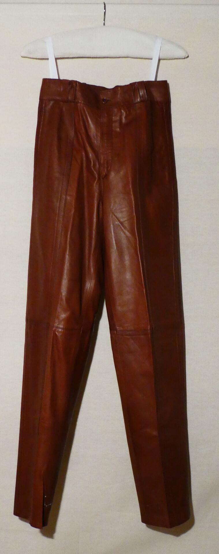 Broek (man) van lichtbruin leer, behorende tot ensemble