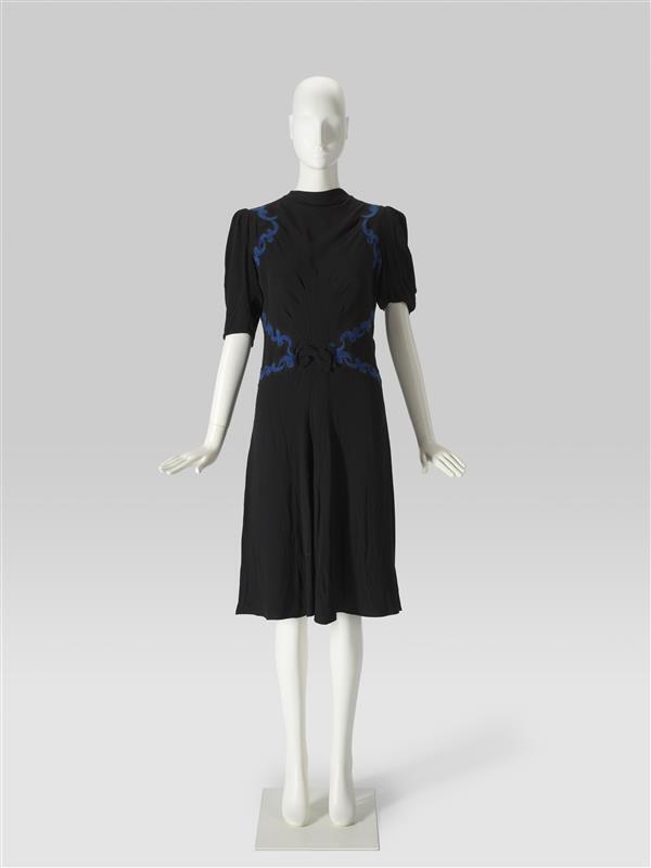 Jurk zwarte kunststof met blauw koordborduursel