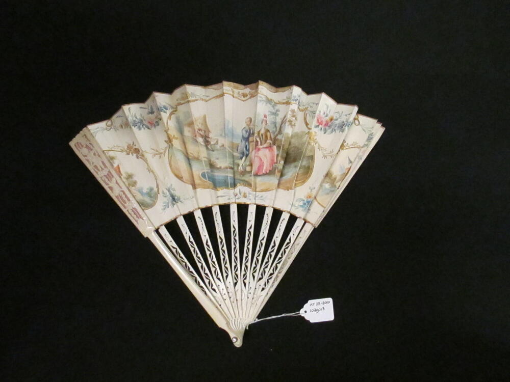 Vouwwaaier, montuur van opengesneden been, blad van papier met in medaillon geplaatste voorstelling…