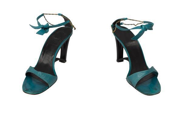 Een paar vrouwensandalen