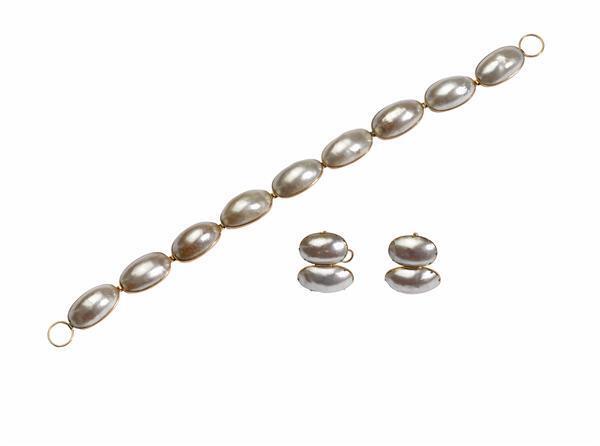 Parure, bestaande uit: A/. collier van 9 ovalen schakels (parelmoer/glas en goud?) aan het eind 2…