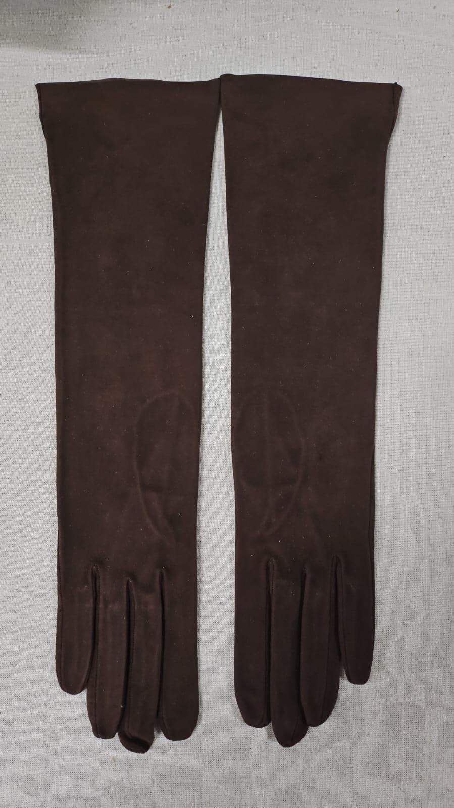 Twee paar bruine suède handschoenen