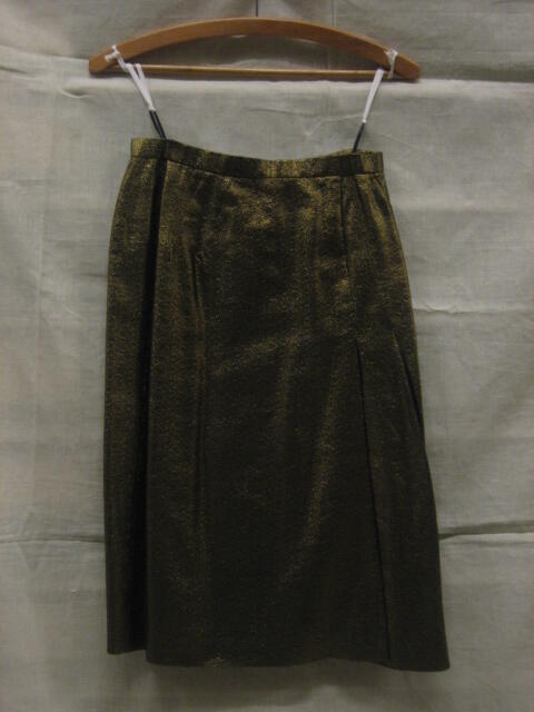 Rok van goudkleurig lurex, gerend model van driekwartlengte met tailleband, behorende tot ensemble