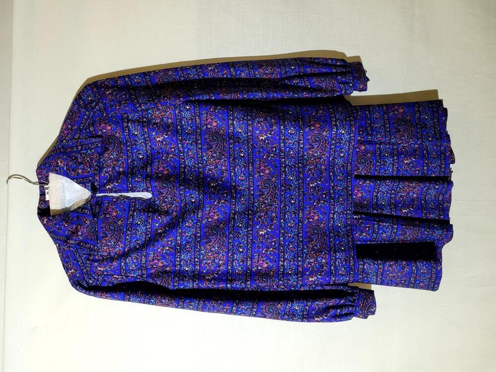Ensemble van synthetisch jersey bedrukt met Oosterse druppelmotieven, gescheiden door horizontale…
