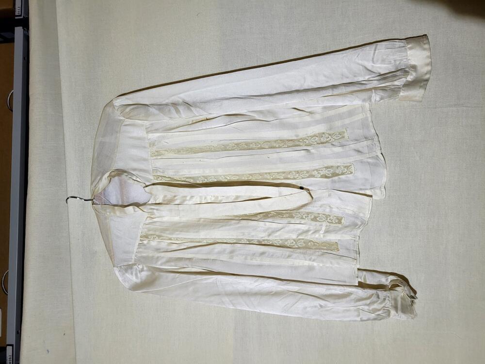 Blouse, wit satijn met entredeux van wit machinaal kant met bloemtakjes