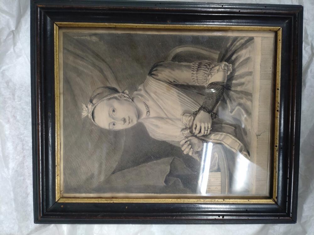 Damesportret, sepia op wit papier. Dame in midden achttiende-eeuws kostuum aan het handwerken op…
