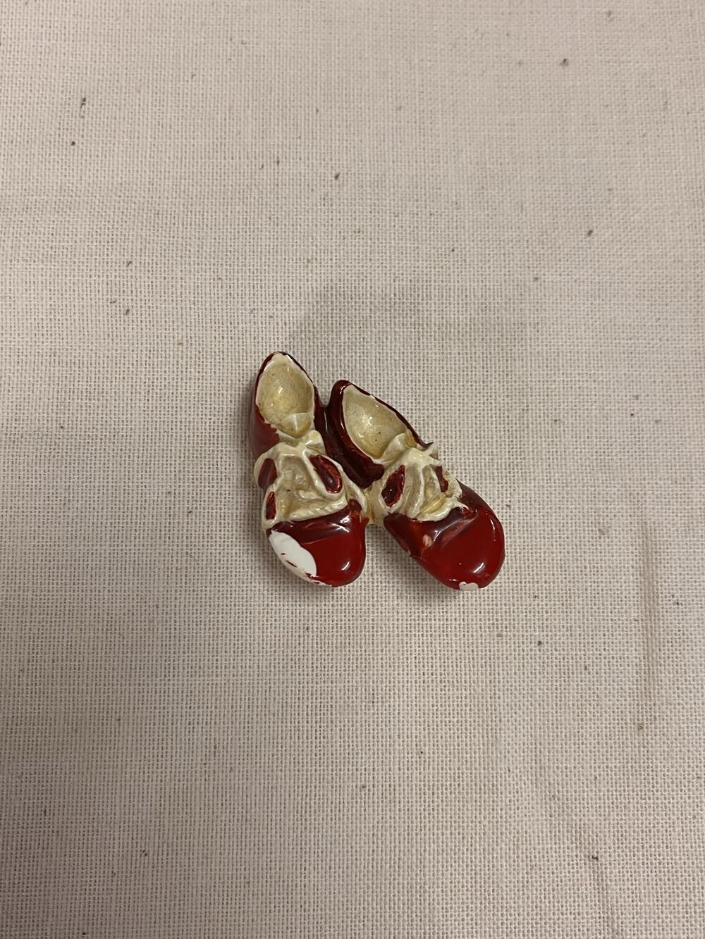 Broche (kind) in de vorm van sportschoenen