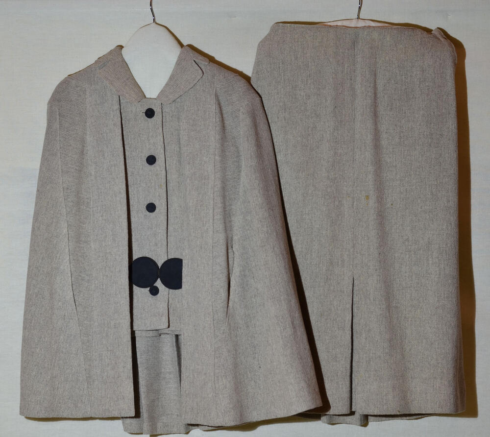 Tailleur en pelerine