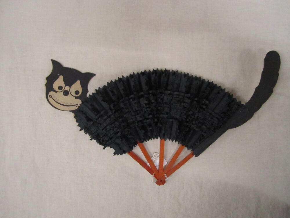 Balmasquéwaaier in vorm van zwart/witte kat, blad van papier en crêpepapier op houten steel, kopje…