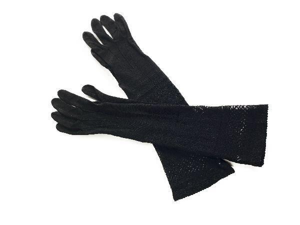 Een paar lange vrouwenhandschoenen