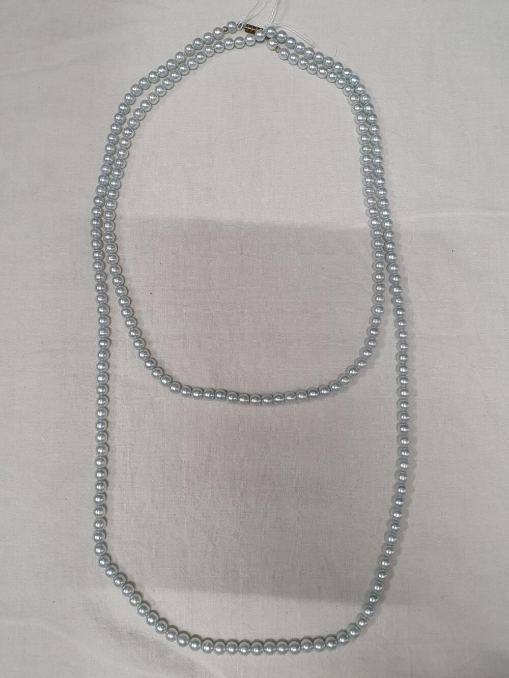 Ketting. Glas of plastic imitatie parels. Lichtblauw. Kleine parels. Lang snoer