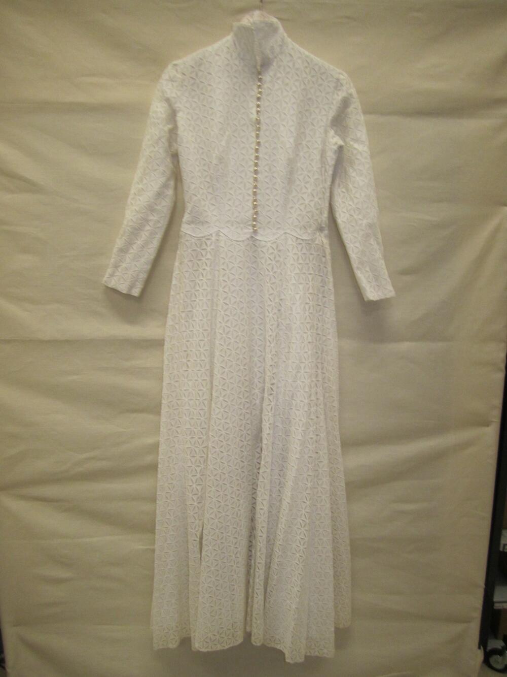 Trouwjurk, witte broderie van katoen, gevoerd met kunstzijde