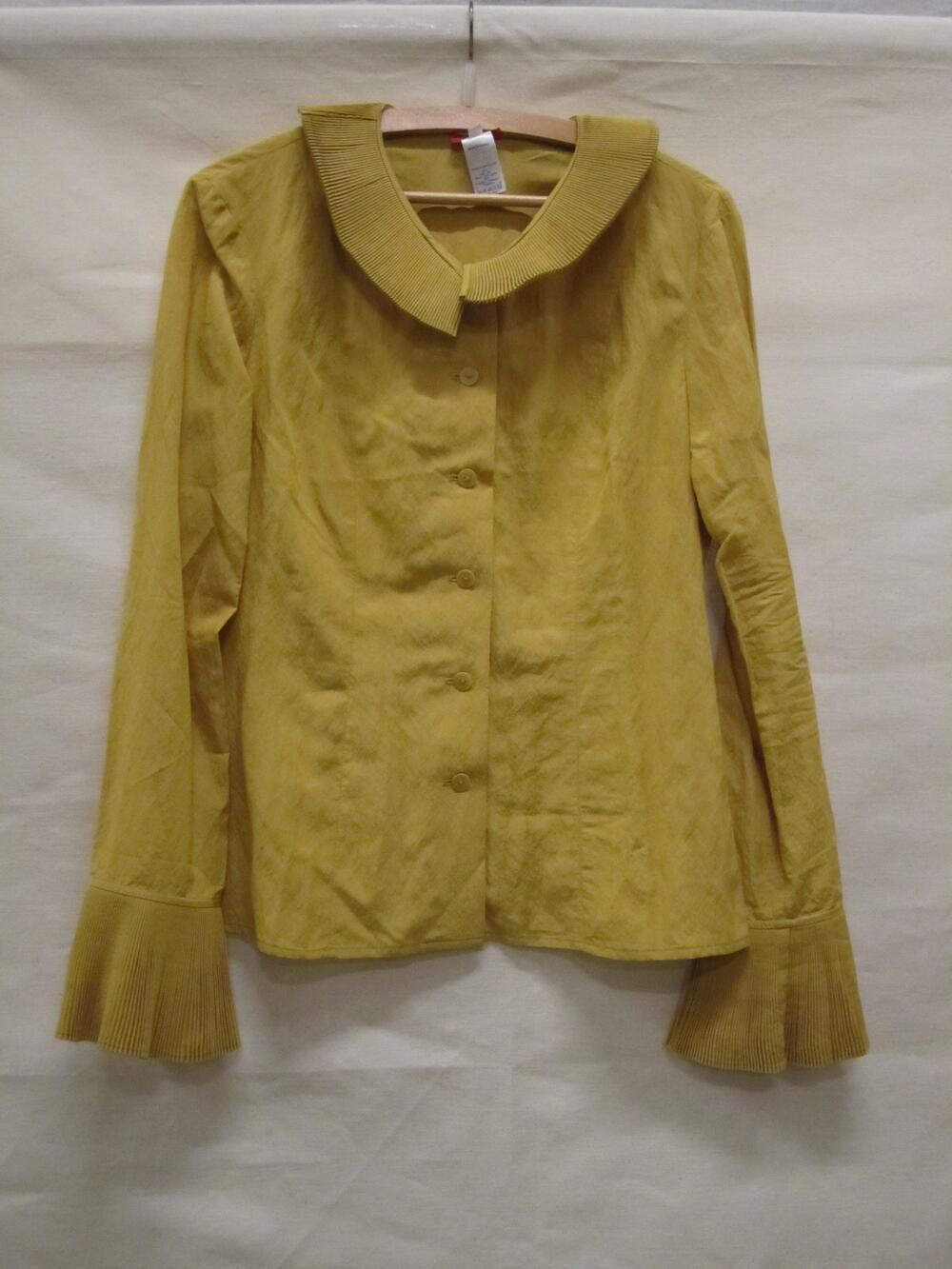 Blouse van okergele zijden mengvezel, getailleerd model met geplisseerde kraag
