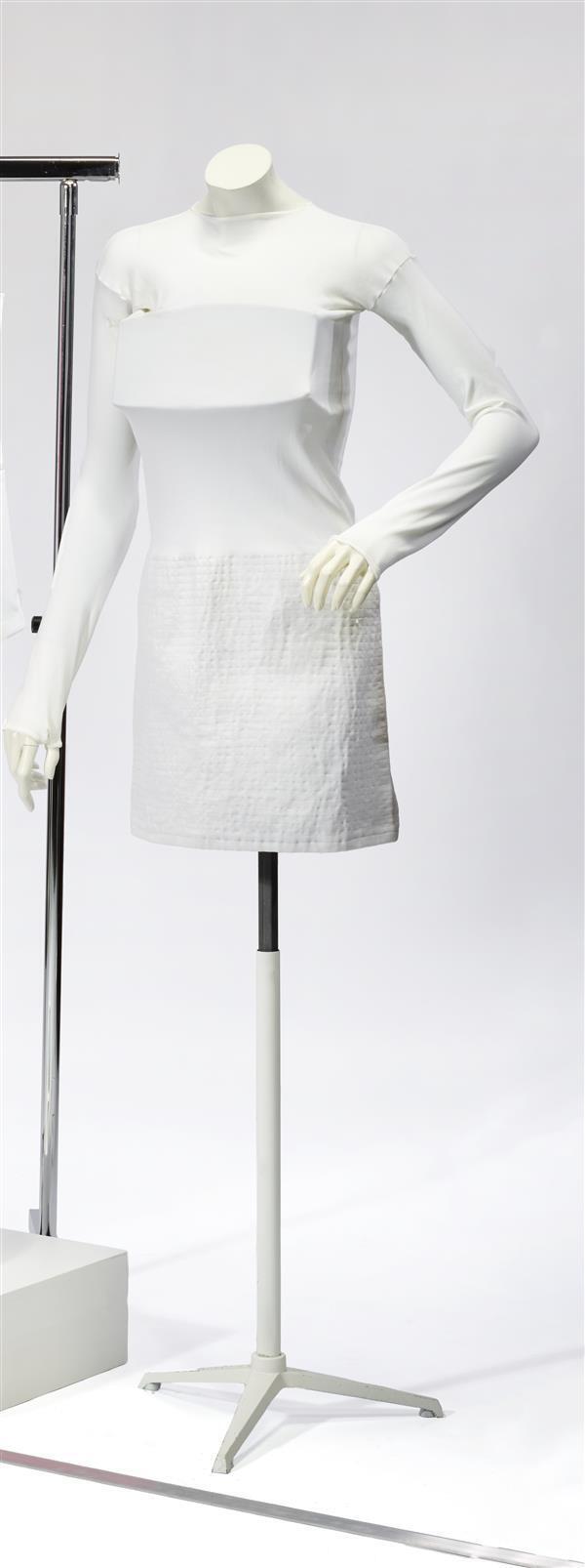 Mini-jurk van wit tricot, gedragen met kunststof borstvulling