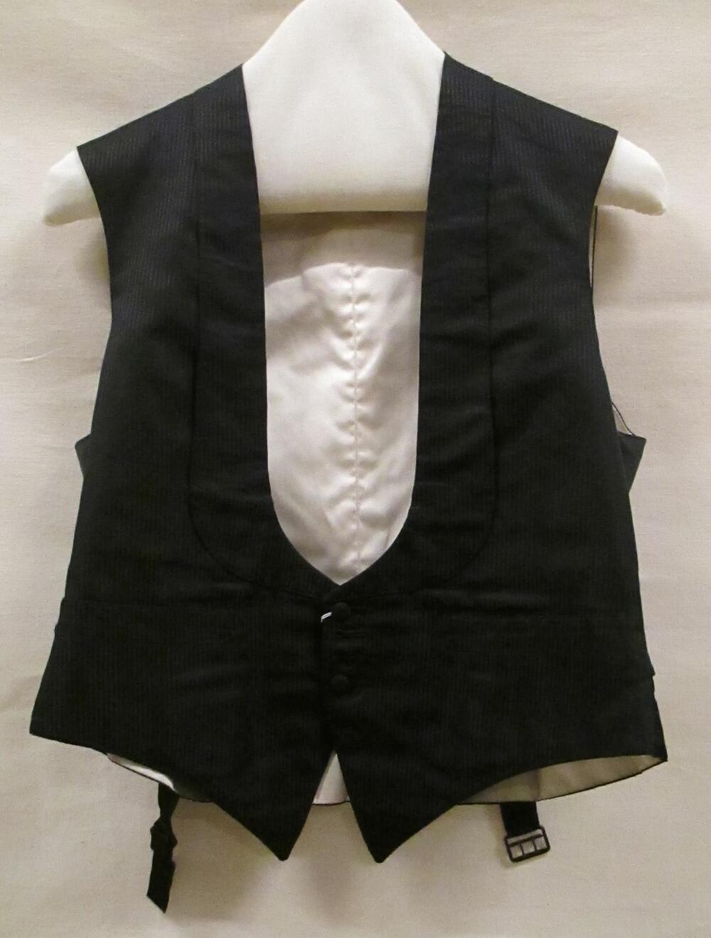 Vest (Man) ( zgn. 'gekleed vest') van zwarte zijde met ingeweven satijnstreep, achterpand van…