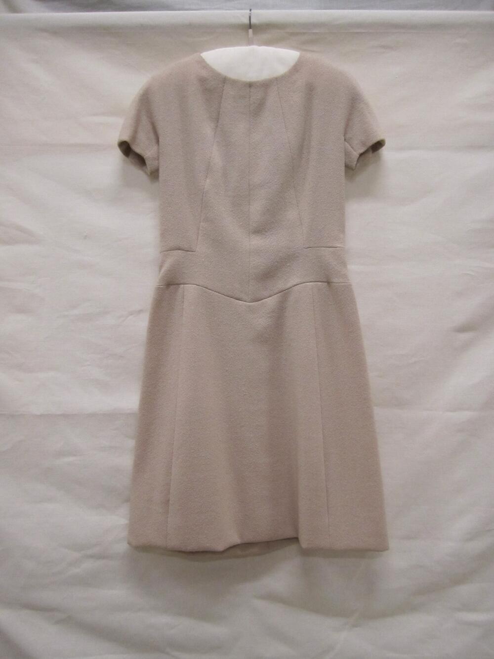 Jurk van beige boucléwol, kort model met korte aangeknipte mouw, model "Pilar"