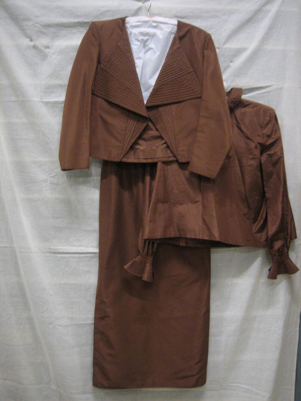 Ensemble van bruine zijde mengweefsel met ingeweven ribbel, bestaande uit jasje, tuniekblouse en rok