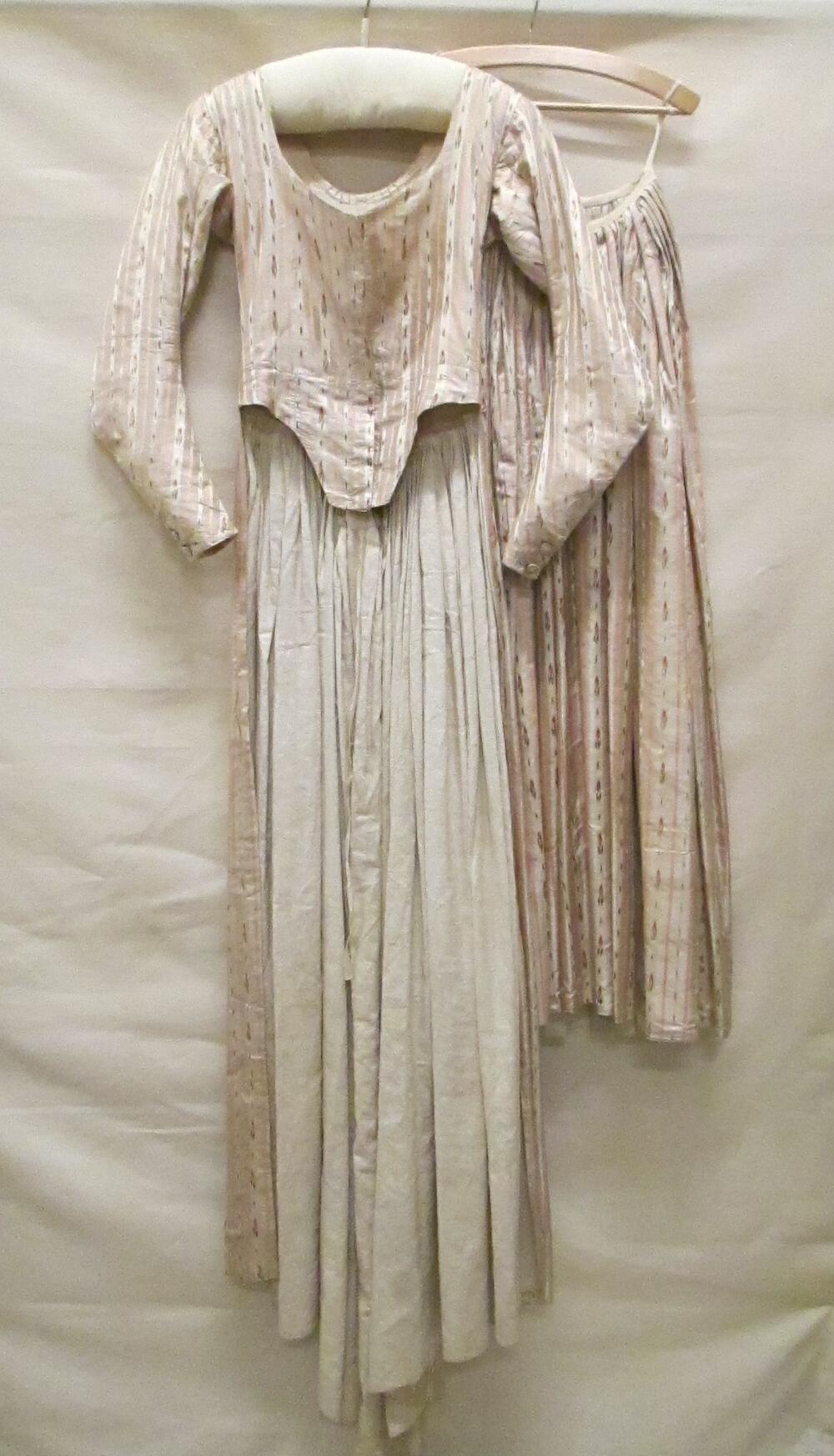 Robe à l'anglaise, bestaande uit overkleed en rok, van wit zijden satijn met ingeweven streep en…