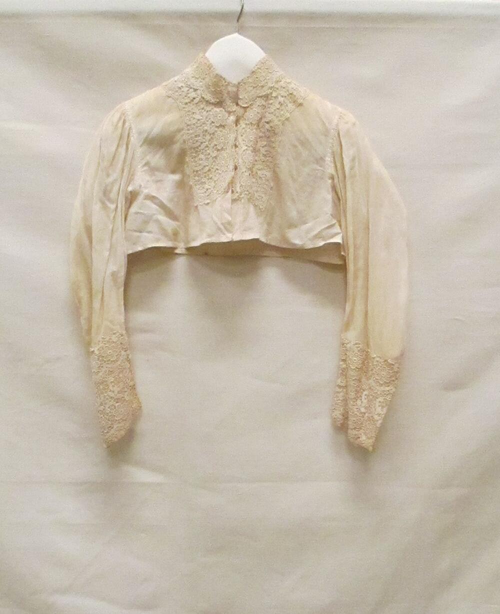 Blouse van dun naturelkleurig katoen, deels afgezet met machinaal kant, met verhoogd taille,…
