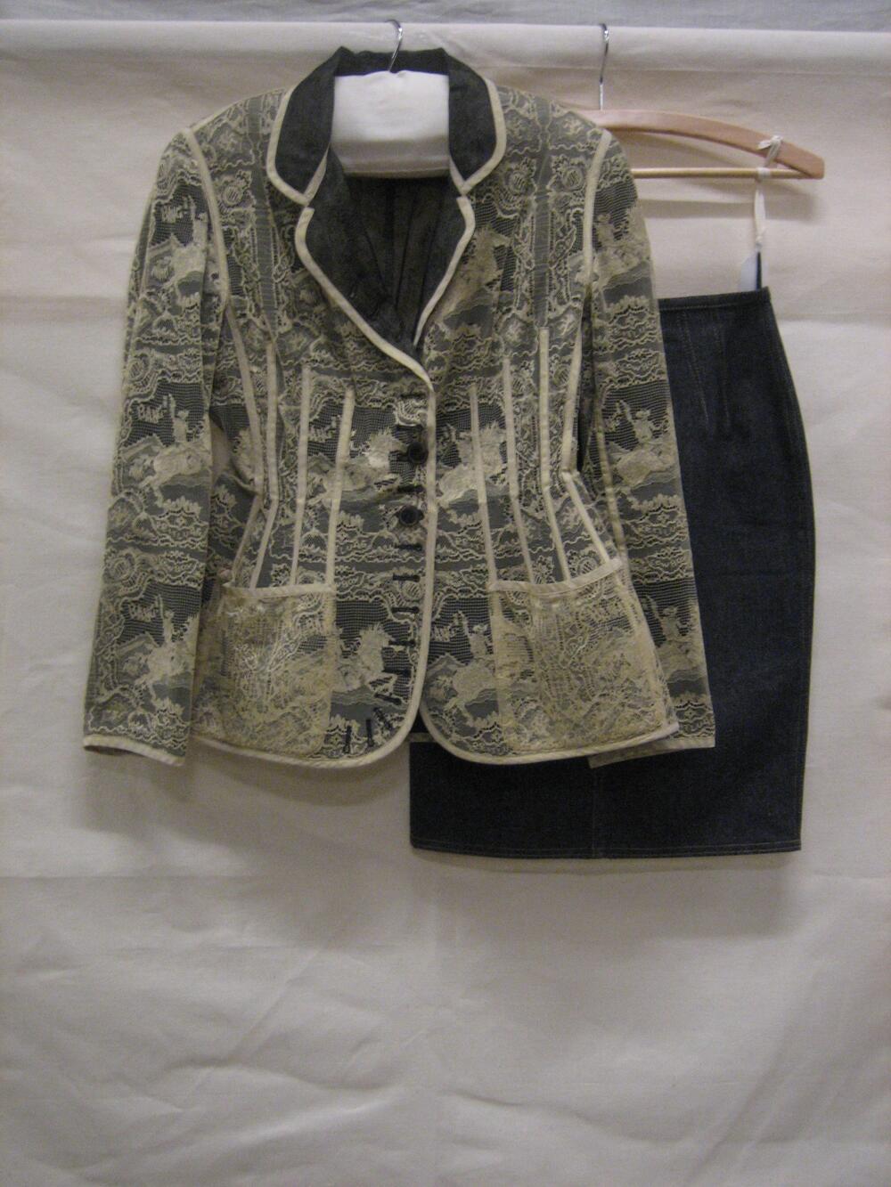 Ensemble bestaande uit jasje van ecrukleurig kant met ruitermotieven en donkerblauwe denim rok