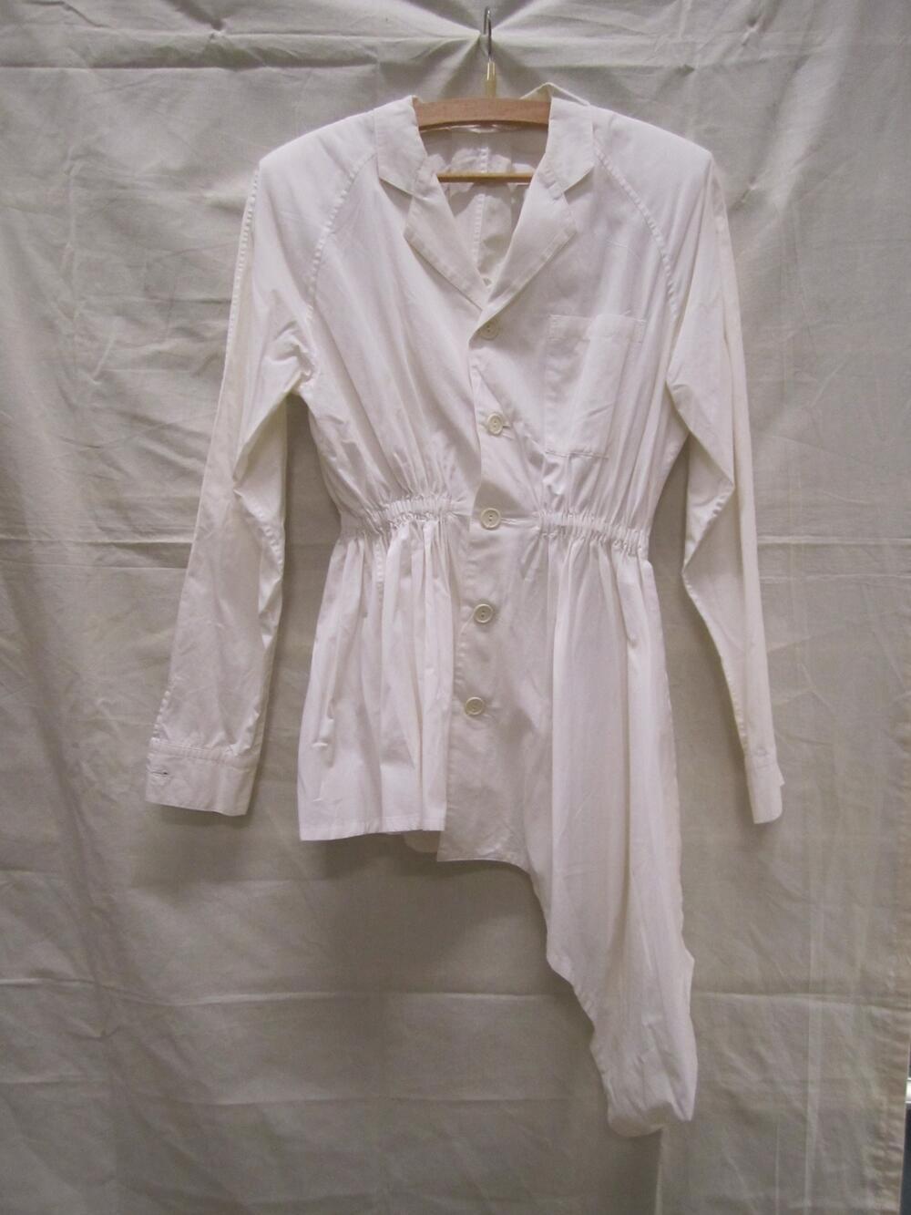 Blouse van wit katoen, asymmetrisch model met ingezette mouwen, elastiek in de taille