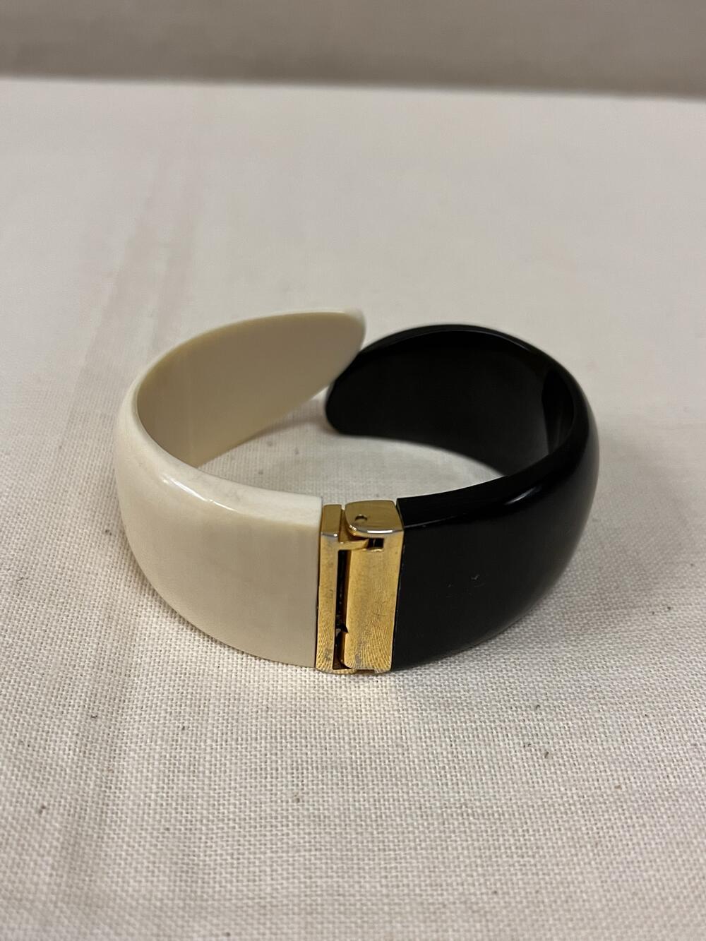 Klaparmband, zwart/wit
