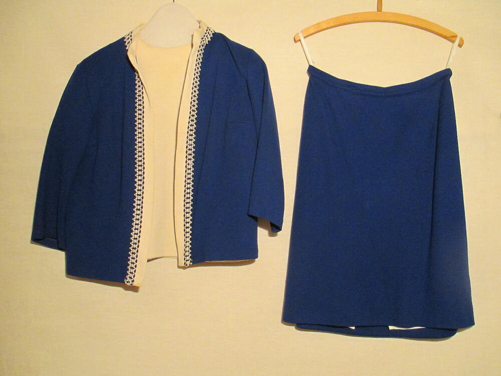 Ensemble van kobaltblauwe synthetische tricot, bestaande uit rok, crémekleurige top en blauw…