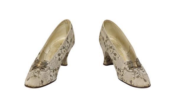 Een paar vrouwenschoenen