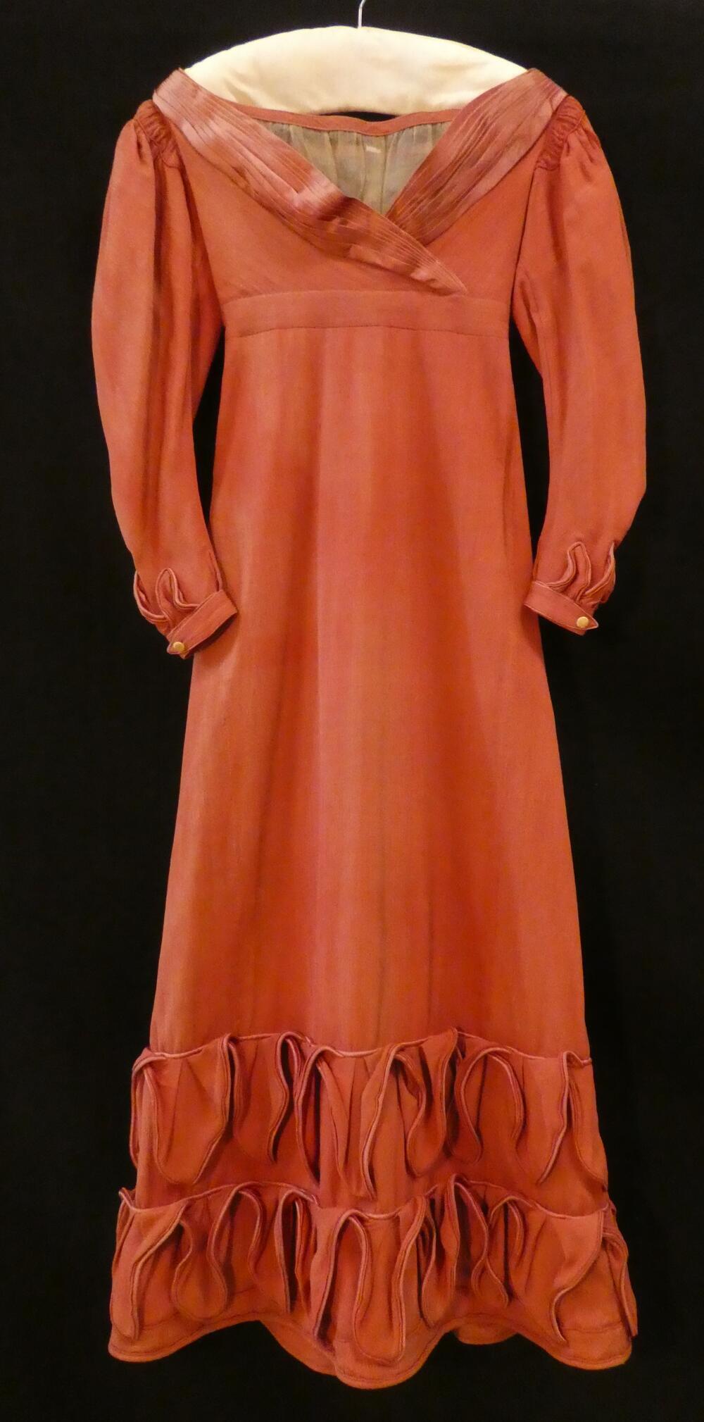 Japon van steenrode crêpe met geplooid décolleté van steenrood satijn