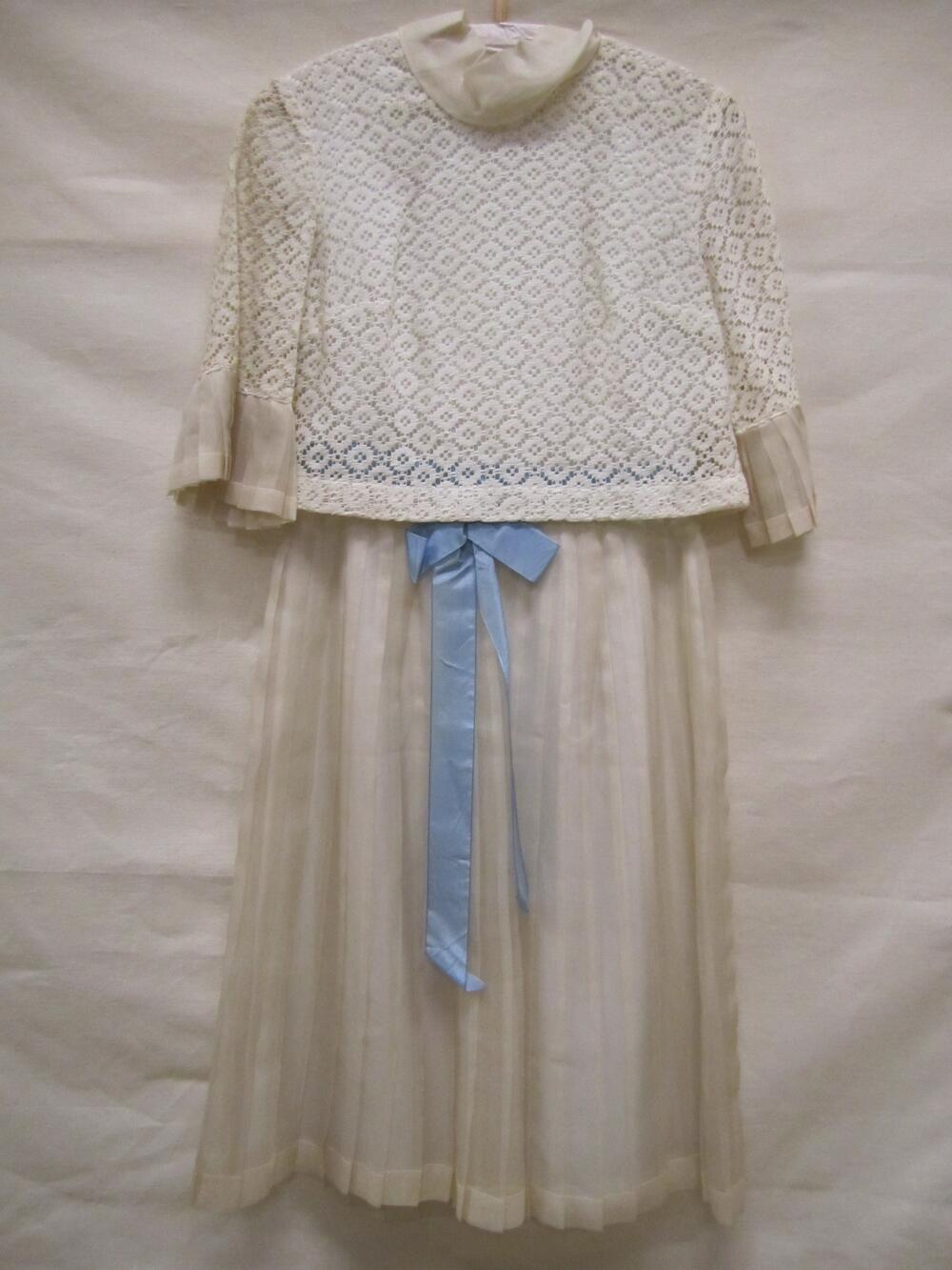 Jurk van witte, geplisseerde organza met wit machinaal kanten lijfje, met blauw, kunstzijden…
