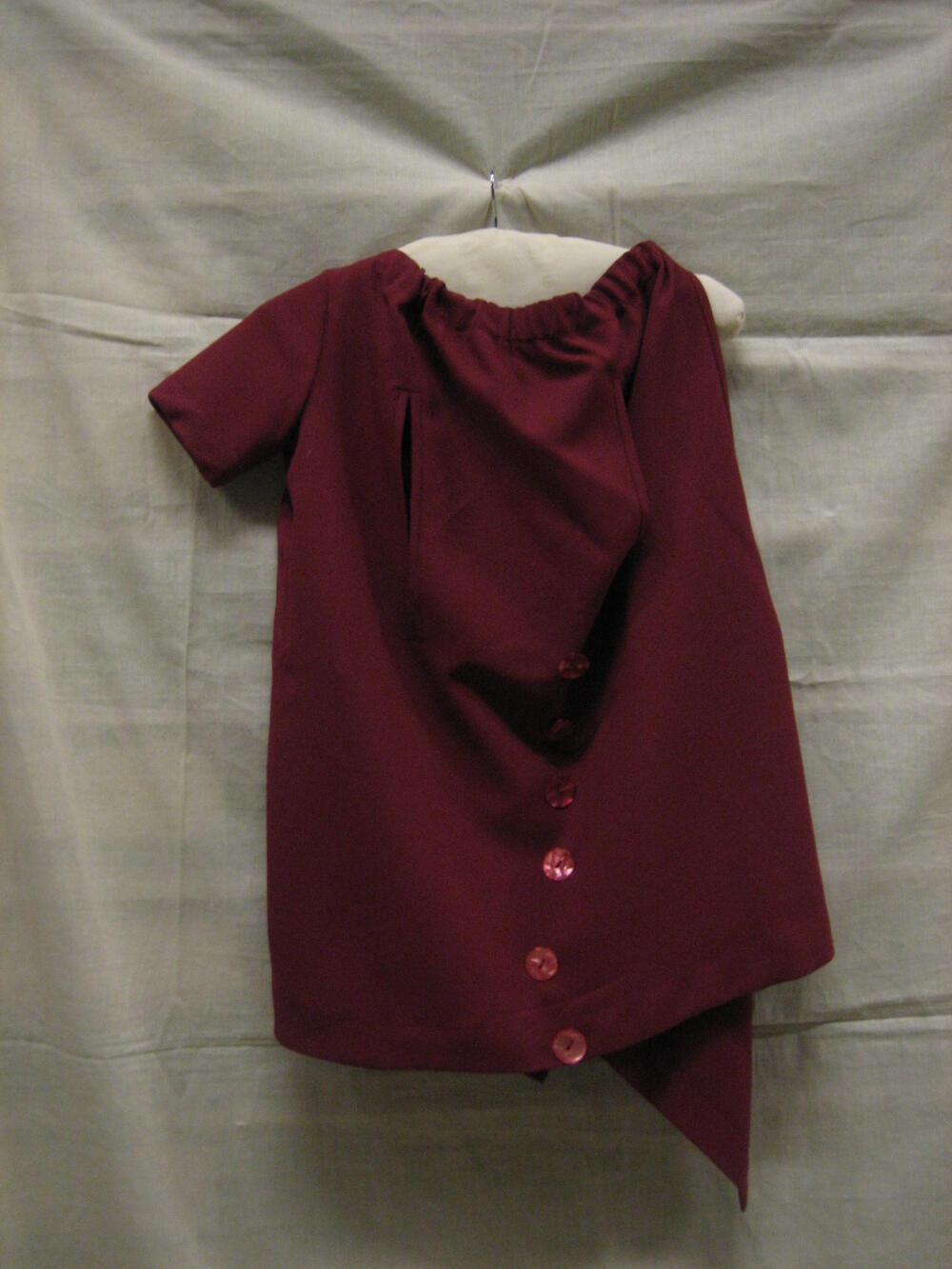 Minijurk 'overhemd', van donkerrode crêpe, asymmetrisch wikkelmodel