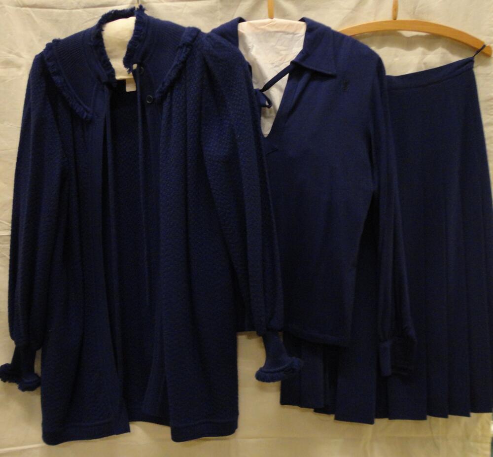 Ensemble, trois-pieces, van blauw wollen tricot, bestaande uit een vestje, truitje en een plissérok