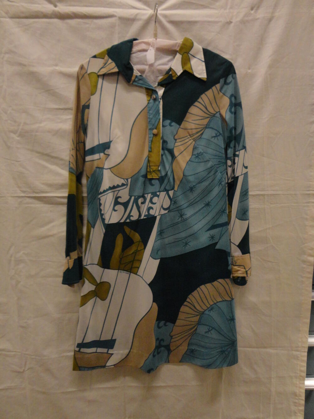 Overhemdjurk en ceintuur met groen/beige/wit dessin in Pucci-stijl