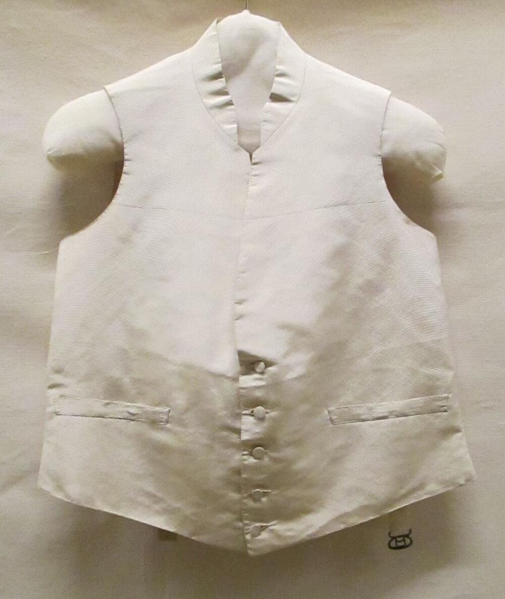 Vest (man) van fijne witte ribzijde met een achterpand en voering van witte katoen